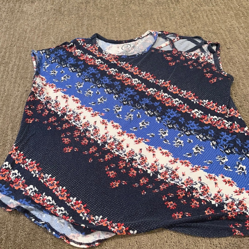 👚 $5 👚 Maurices cold shoulder top
